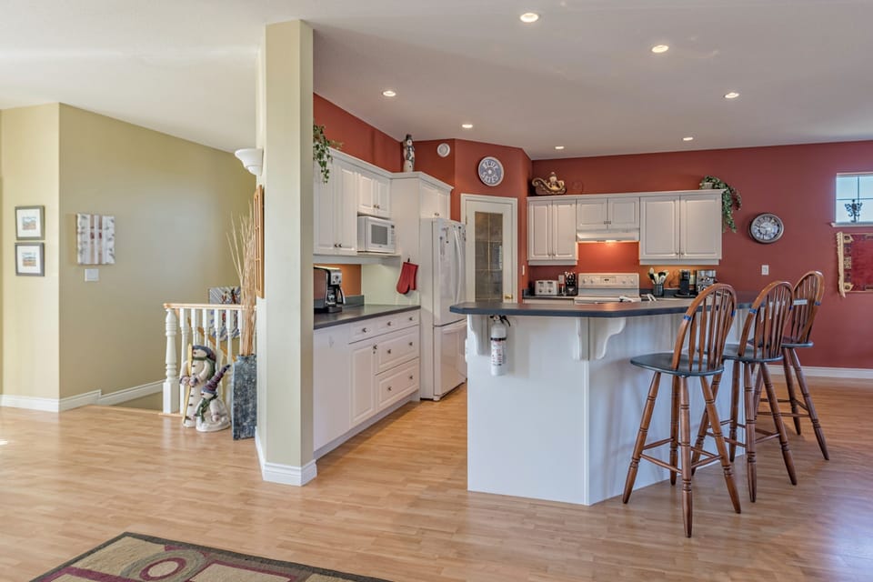 Large Kitchen with Breakfast Bar 