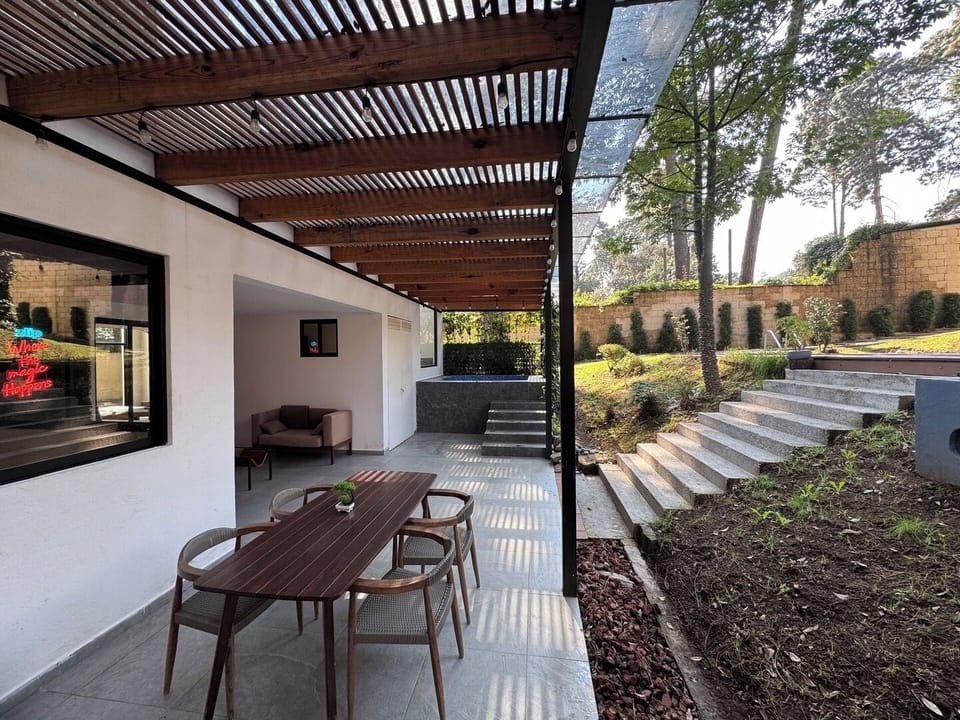 El patio privado te ofrece la posibilidad de terner comidas al aire libre haciendo una carne asada.