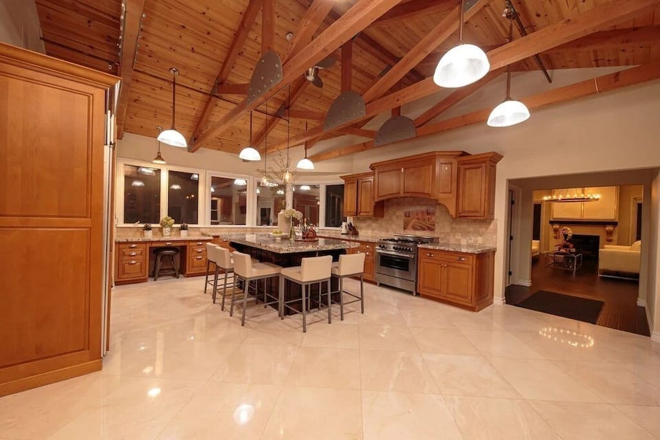 Grand Size Kitchen in Main Residence