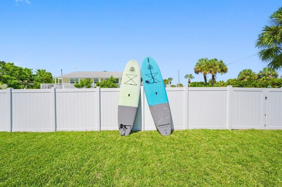 3 paddles boards and 1 kayak