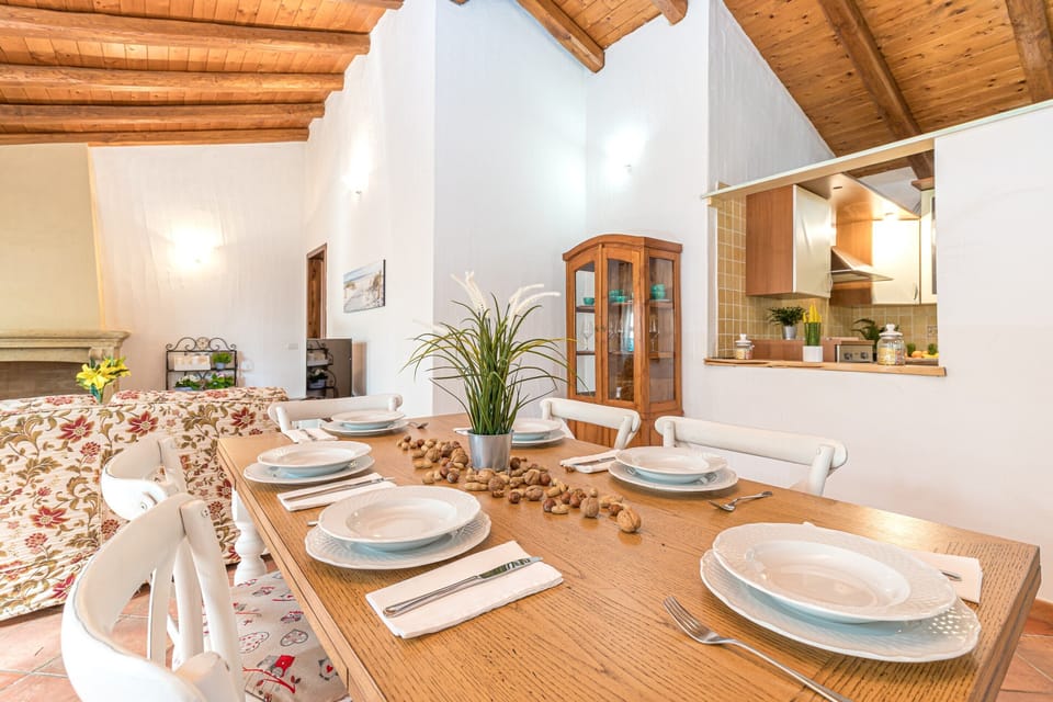 Family House, 2 Bedrooms, 2 Bathrooms (Domos Pintadas Cottage Rosa) | Dining