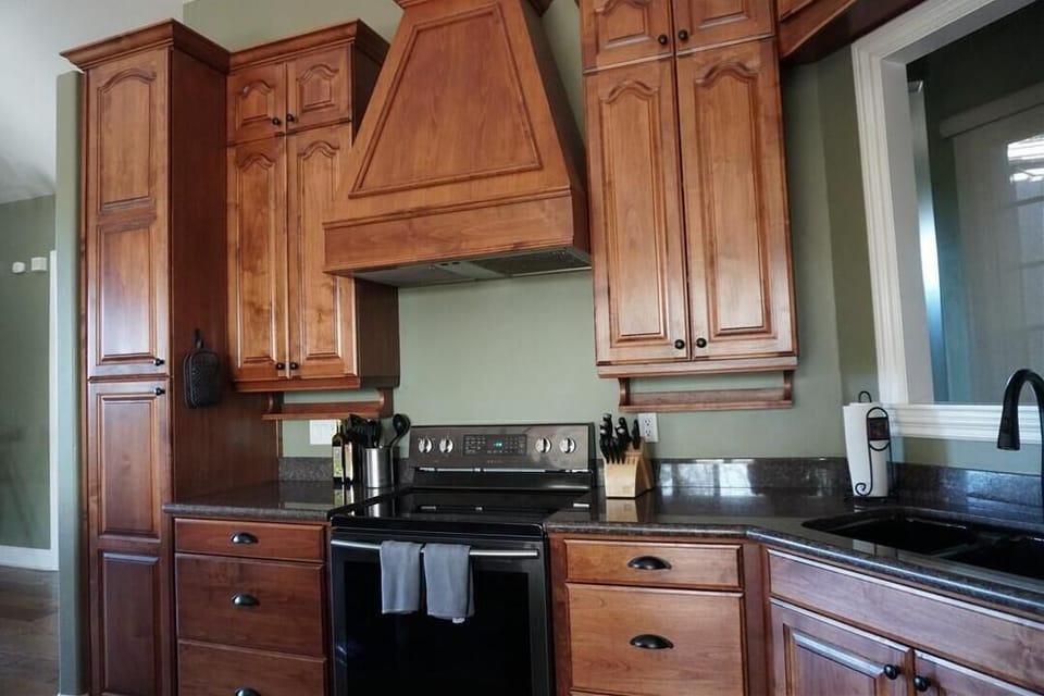 Oven, stove, new pots and pans ready to cook up your favorite meals!