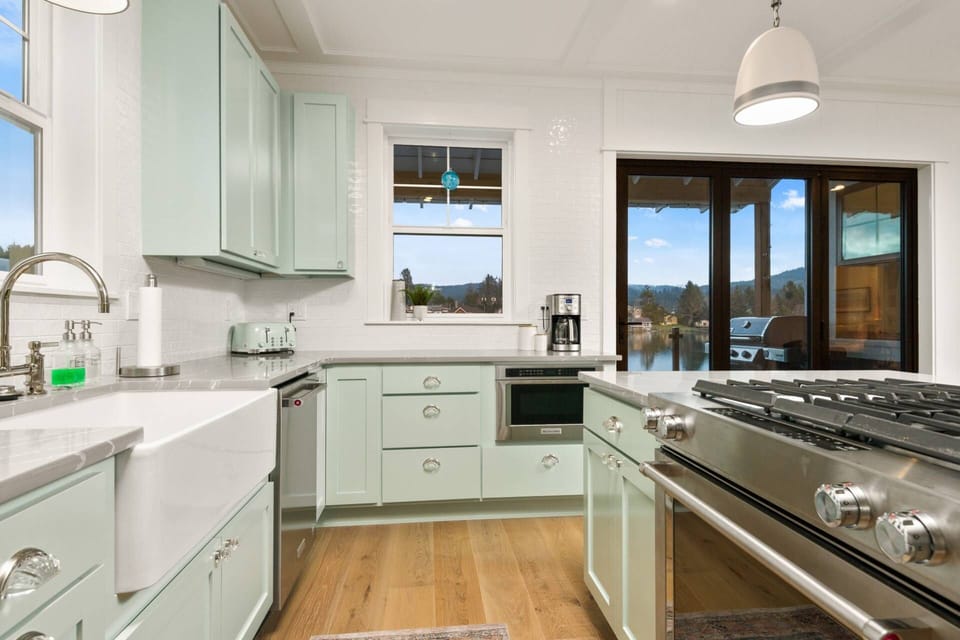 Cook delicious meals for breakfast, lunch, and dinner in this fully equipped kitchen. We suggest grabbing some seafood from a local market.