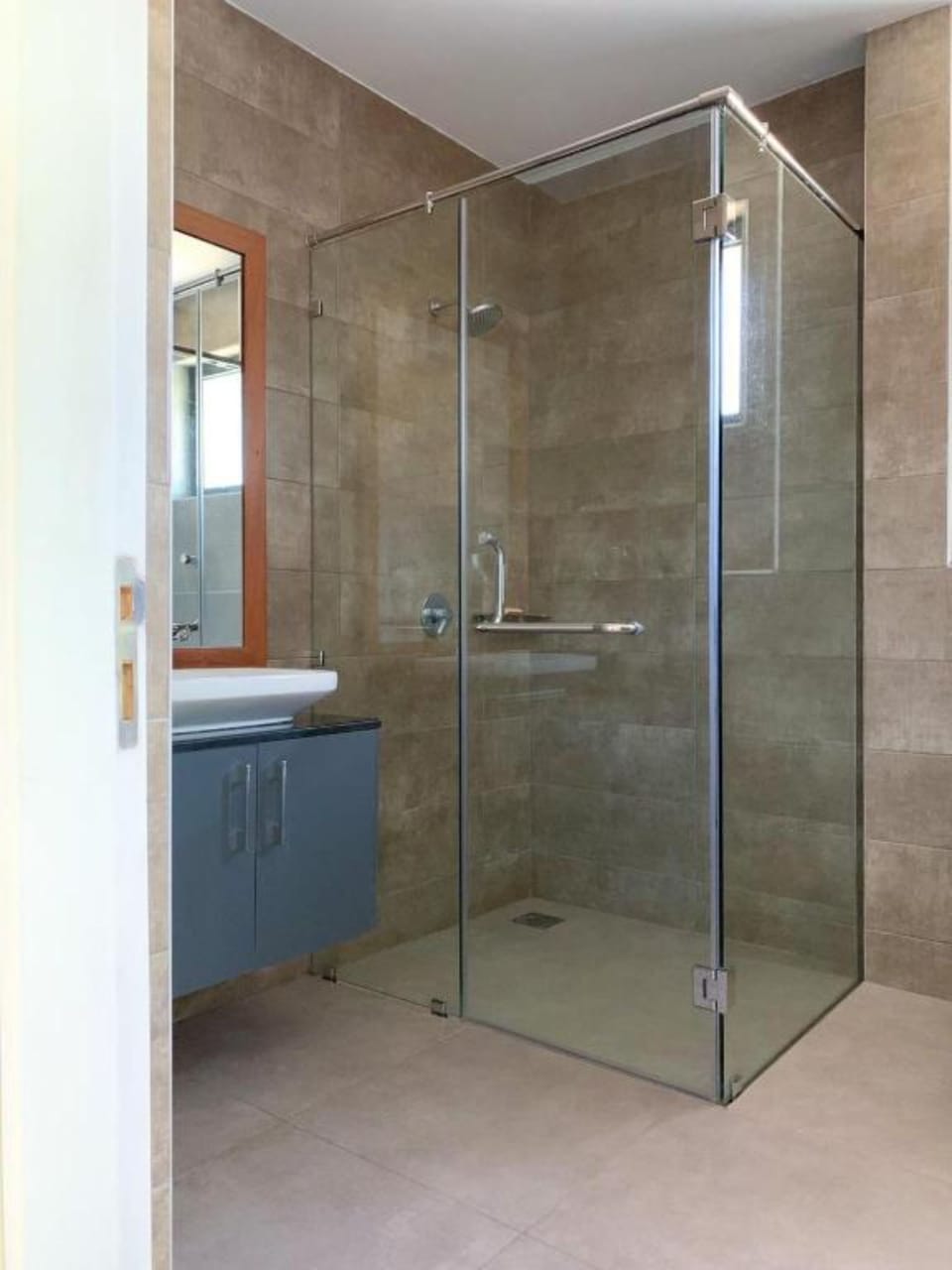Deluxe Room | Bathroom | Shower, towels, soap, shampoo
