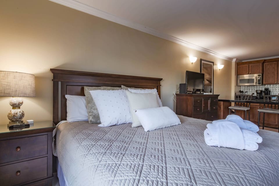 Ketch Studio is perfect for a couple's getaway or a work trip.  You can dine in or walk to many great restaurants.