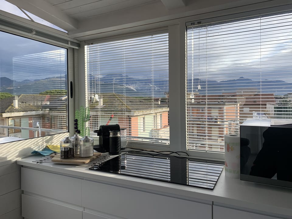 Private kitchen | Fridge, microwave, oven, stovetop
