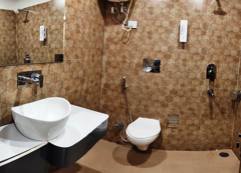 Executive Double or Twin Room | Bathroom | Free toiletries, bathrobes, slippers, towels