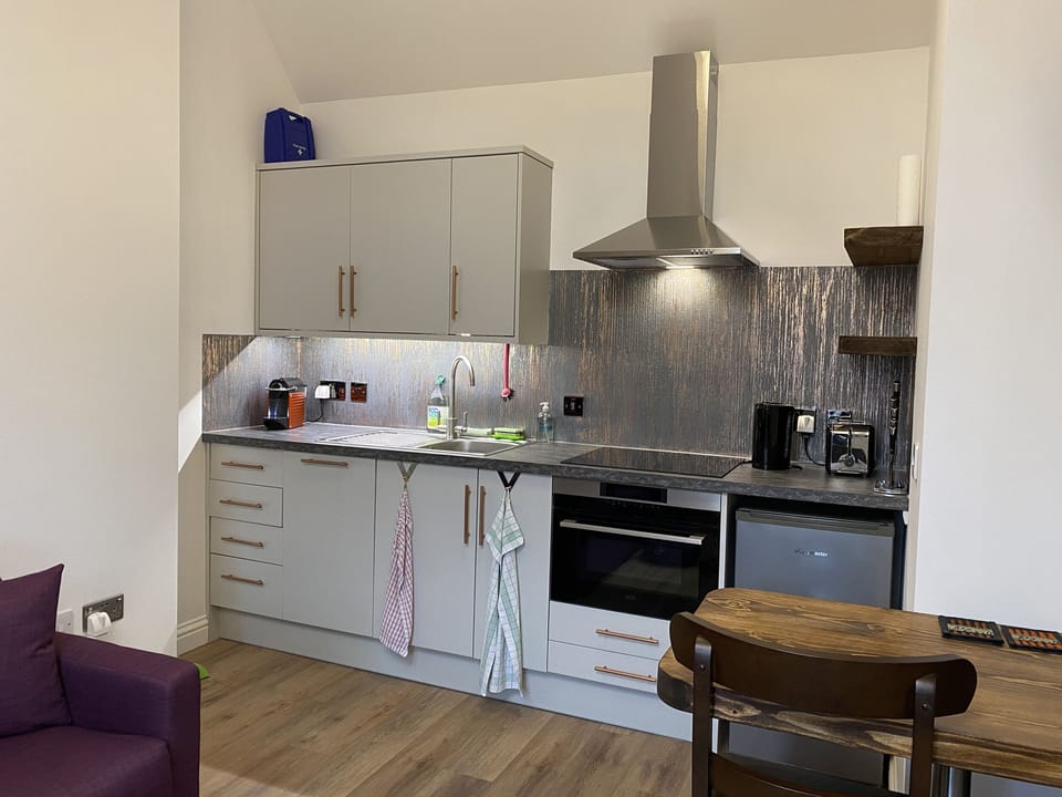Cottage | Private kitchen | Fridge, dishwasher, electric kettle, cookware/dishes/utensils