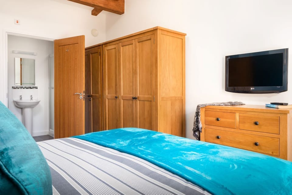 Main bedroom with kng size bed, ample storage and en suite.