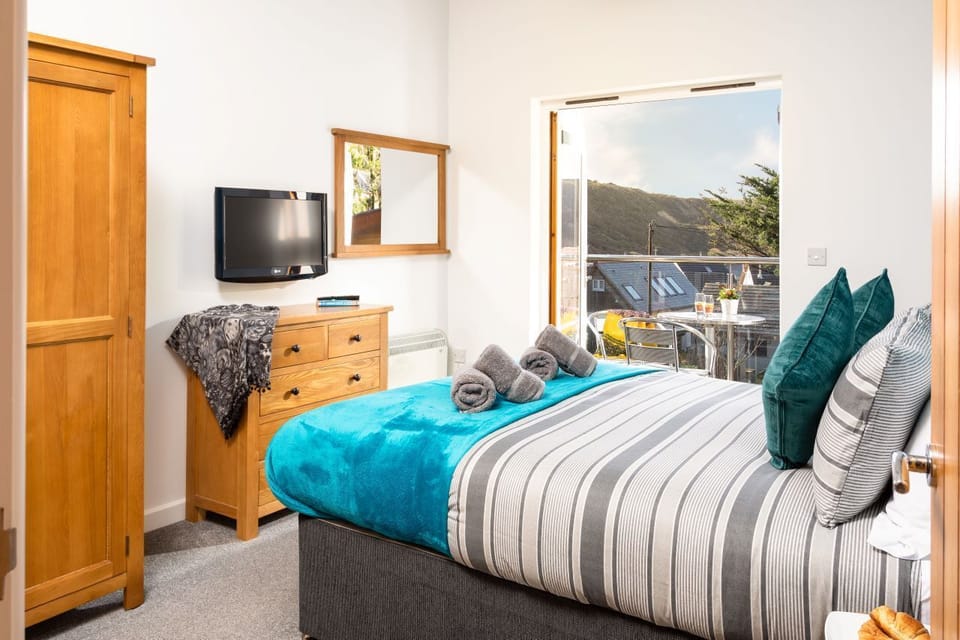 Main bedroom with kng size bed and balcony