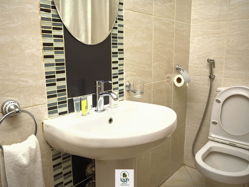 Deluxe Room | Bathroom | Shower, slippers, towels