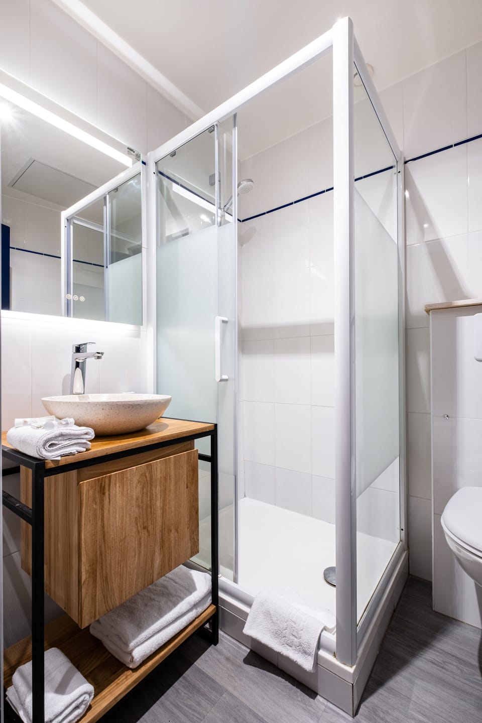 Standard Double Room | Bathroom | Hair dryer, towels