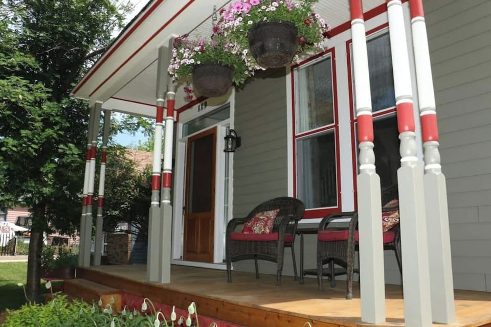 THE OLD FRONT PORCH
