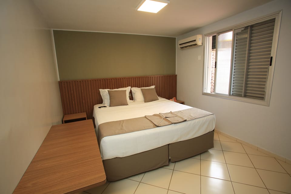 Deluxe Room | Minibar, blackout drapes, free WiFi, bed sheets