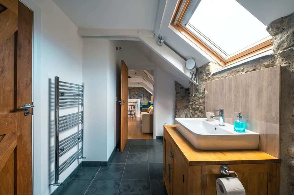 Ensuite to master bedroom can also open up to living space