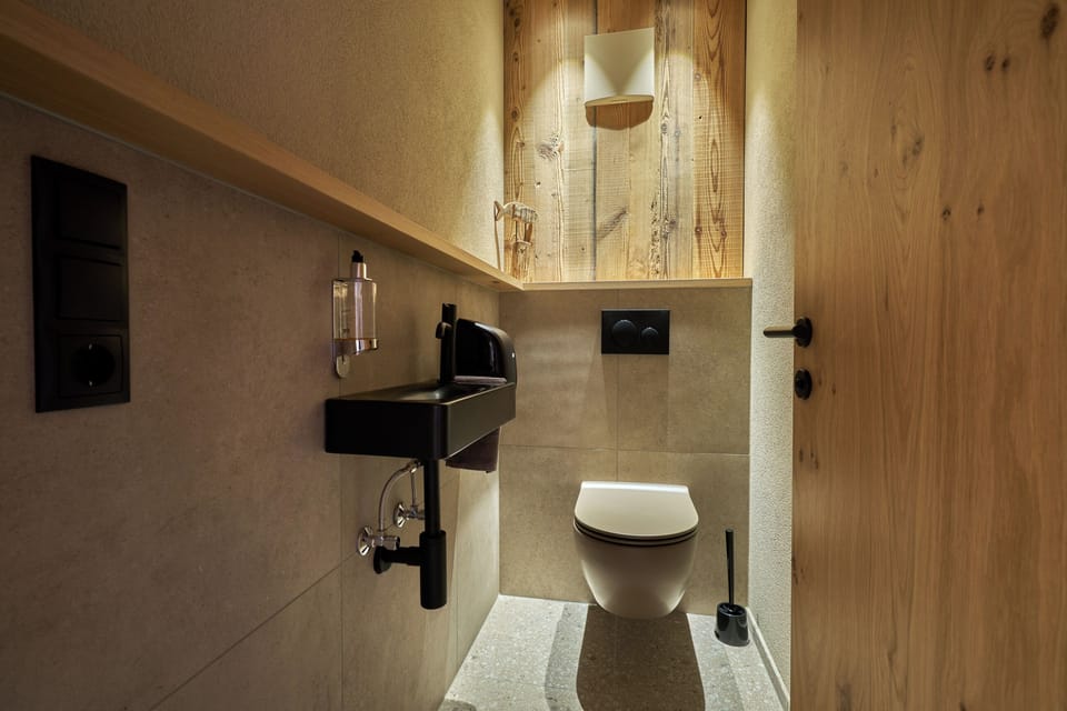 Luxury Condo, 2 Bedrooms, Balcony | Free WiFi, bed sheets