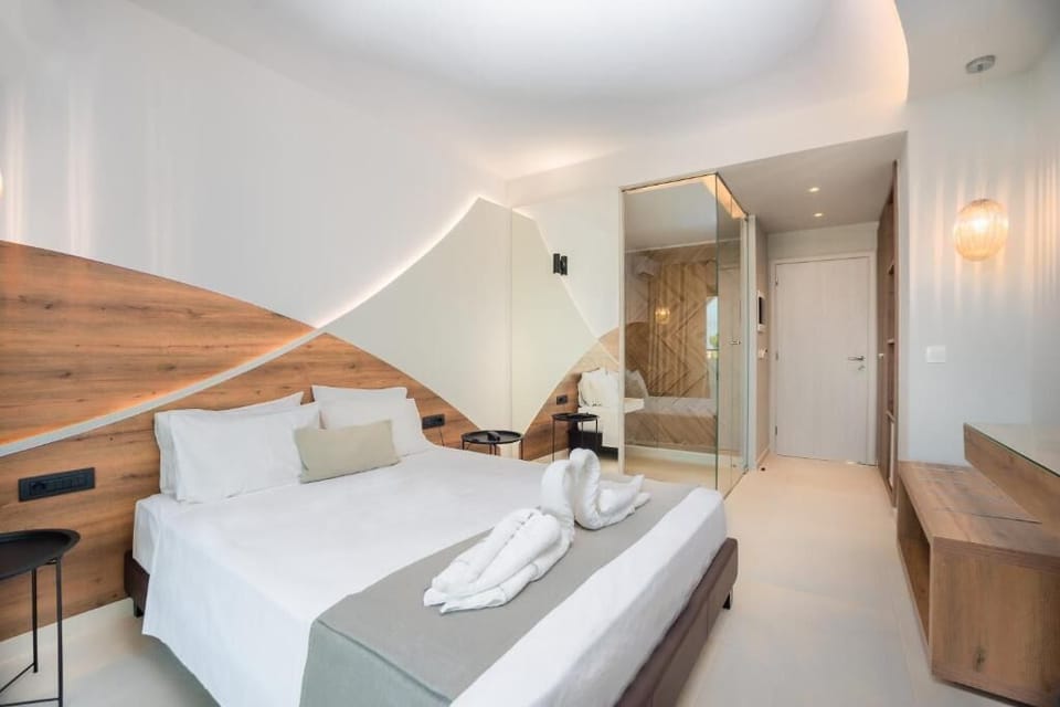 Superior Double or Twin Room | Desk, bed sheets