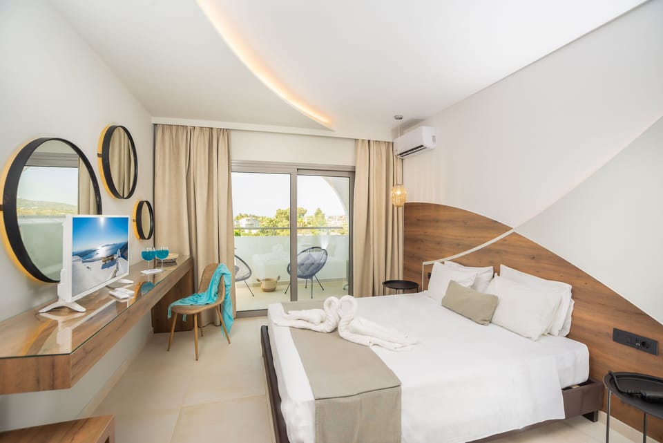 Superior Double or Twin Room | Desk, bed sheets