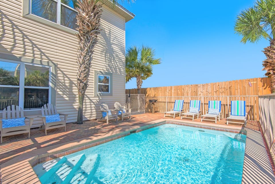 Shipwatch offers a (seasonally heated) private pool with ocean view.