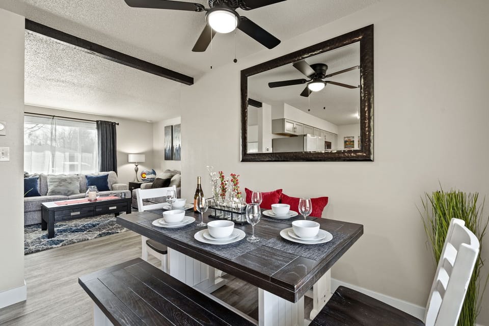 Eat-in kitchen
