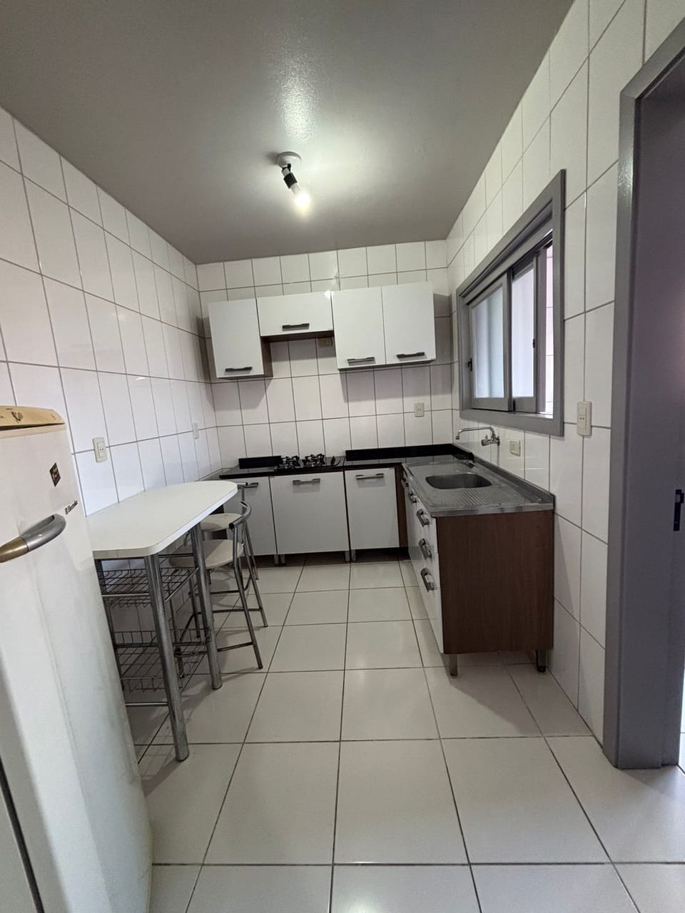 Apartamento 16 | Private kitchen | Mini-fridge