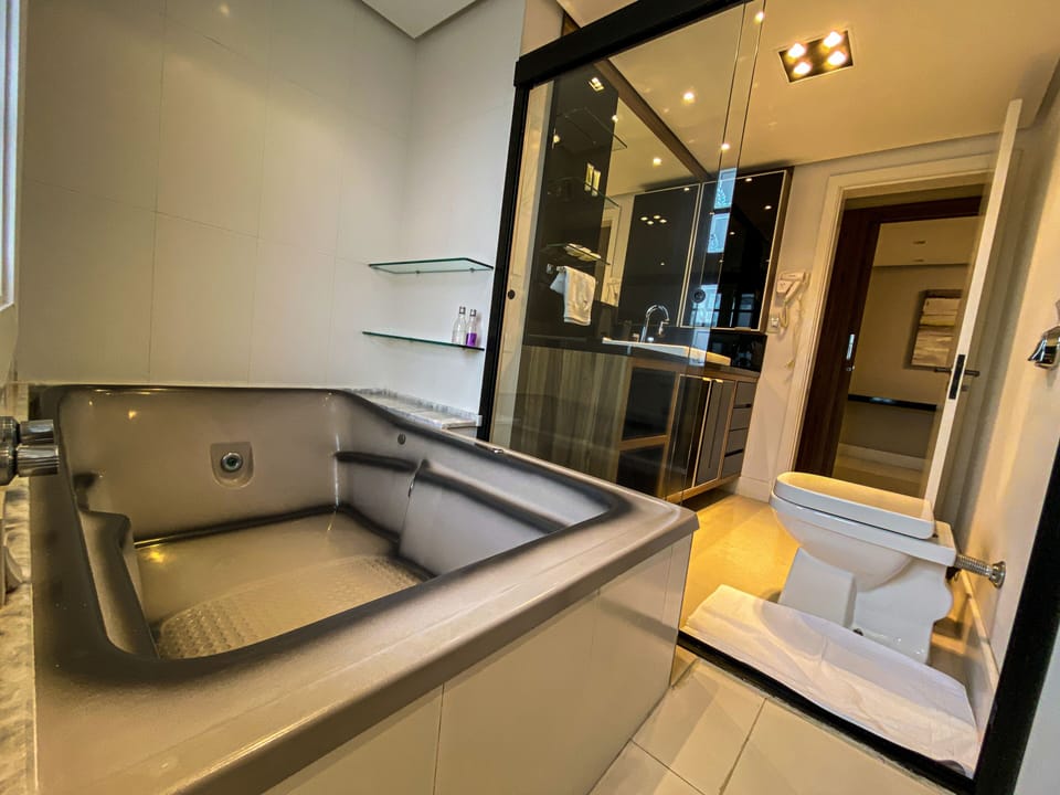 Suite Diamante 13 | Bathroom | Bidet, towels, soap, shampoo