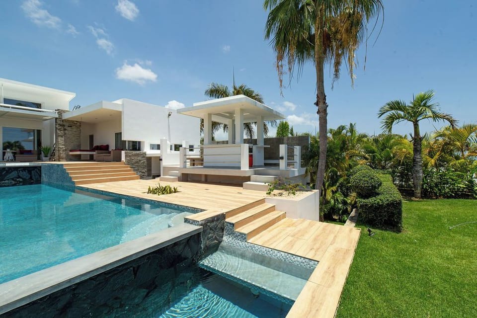 V06 Casa Corazón · 3-level black pool Villa W/  jet tub & rooftop (1413)