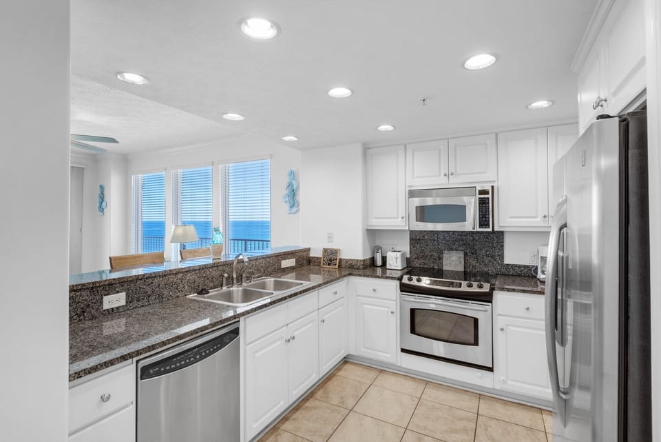 Condo, Multiple Beds, Pool Access | Private kitchen | Fridge, microwave, oven, stovetop