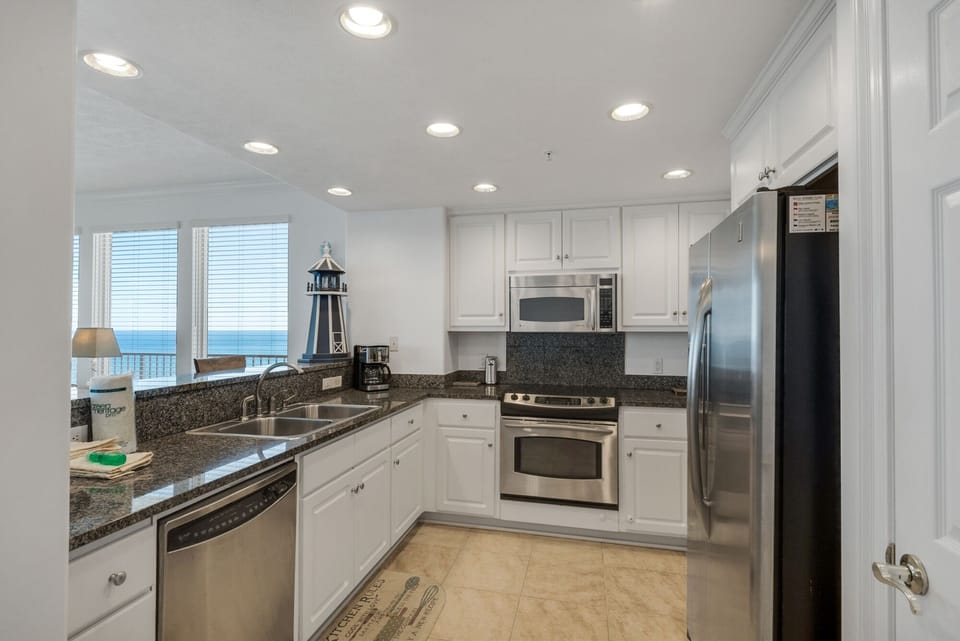 Condo, Multiple Beds, Pool Access | Private kitchen | Fridge, microwave, oven, stovetop