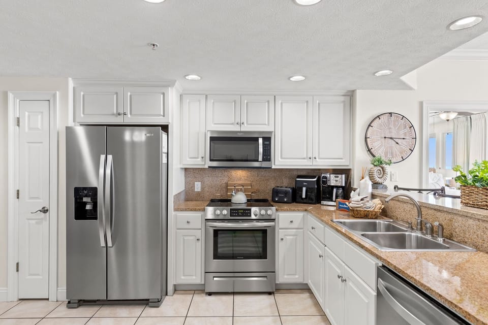 Condo, Multiple Beds, Pool Access | Private kitchen | Fridge, microwave, oven, stovetop