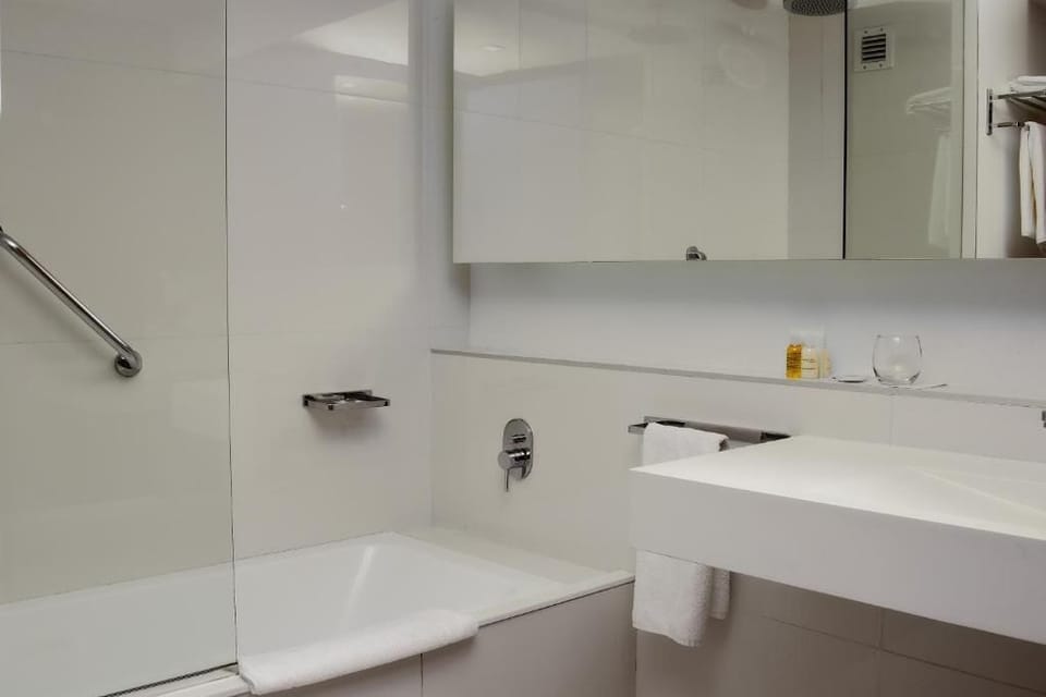 Bathtub, hair dryer, bidet, towels