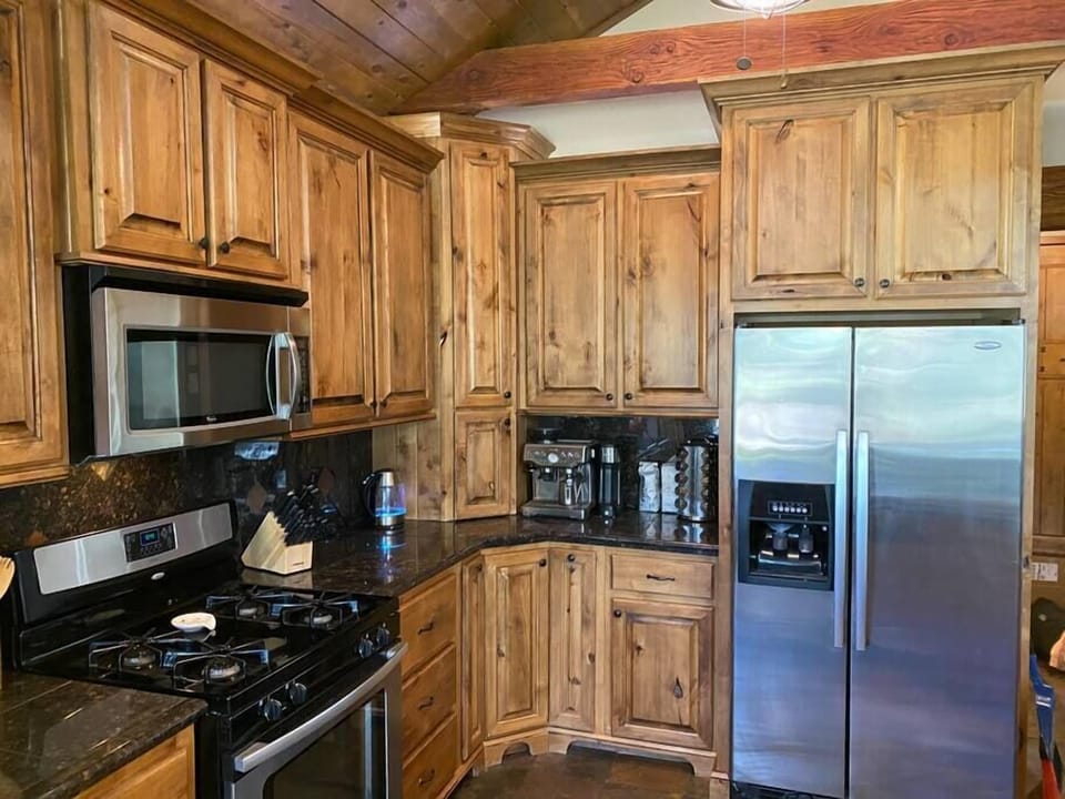 Well Appointed Kitchen (1)