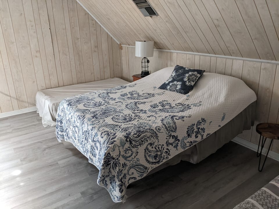 Upstairs lg BR w/ Queen Adjustable Gel Mem. Foam Mattress. 2 twin foldable beds.