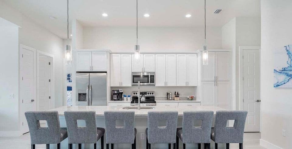 Kitchen with Breakfast Bar