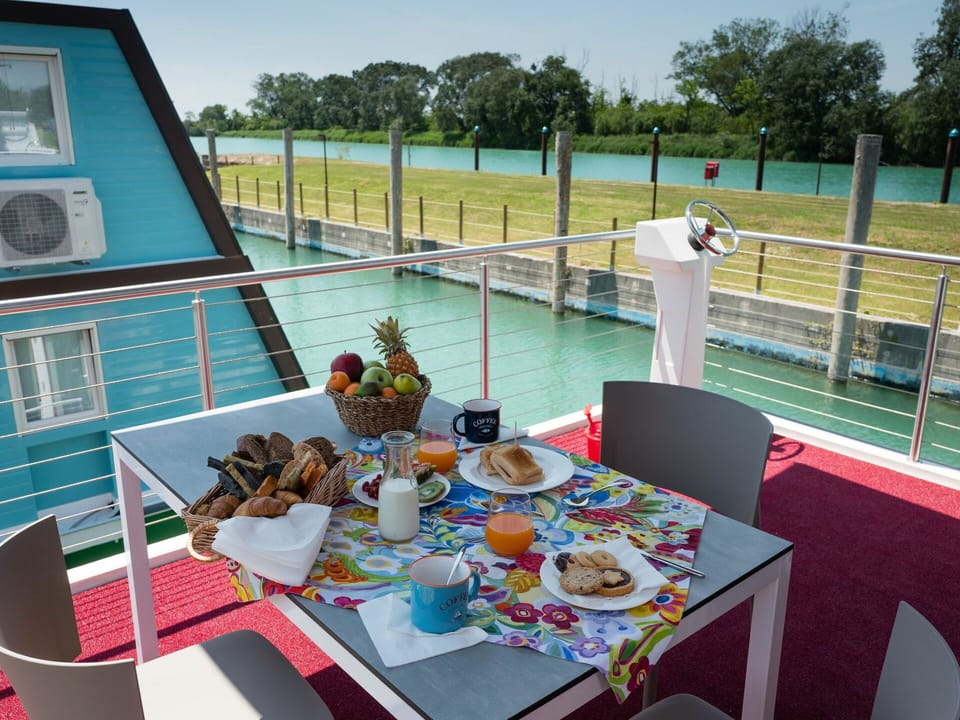 Water, Furniture, Tableware, Table, Sky, Food, Chair, Outdoor Furniture, Swimming Pool, Tree