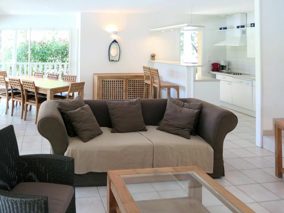 Table, Couch, Furniture, Property, Wood, Interior Design, Architecture, Lighting, Living Room, Flooring