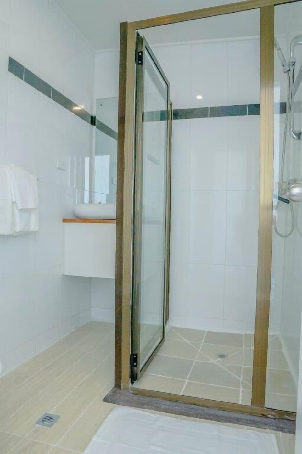 Shower, rainfall showerhead, free toiletries, hair dryer