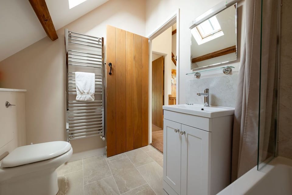 Will's Cottage Family Bathroom - StayCotswold