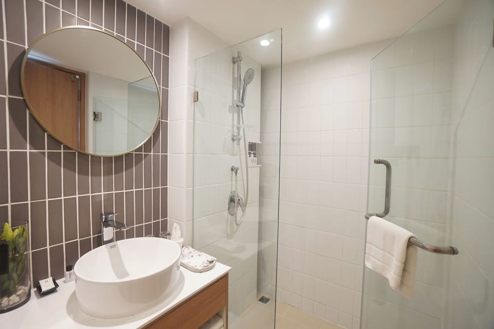Shower, free toiletries, hair dryer, bathrobes