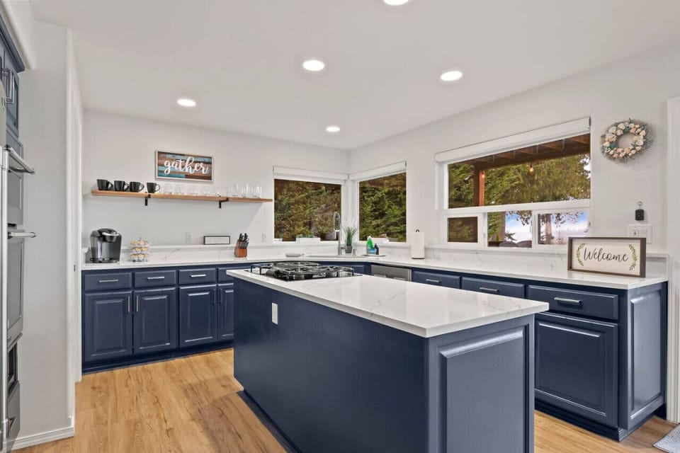 Large fully stocked kitchen to easily prepare meals! Just bring food!