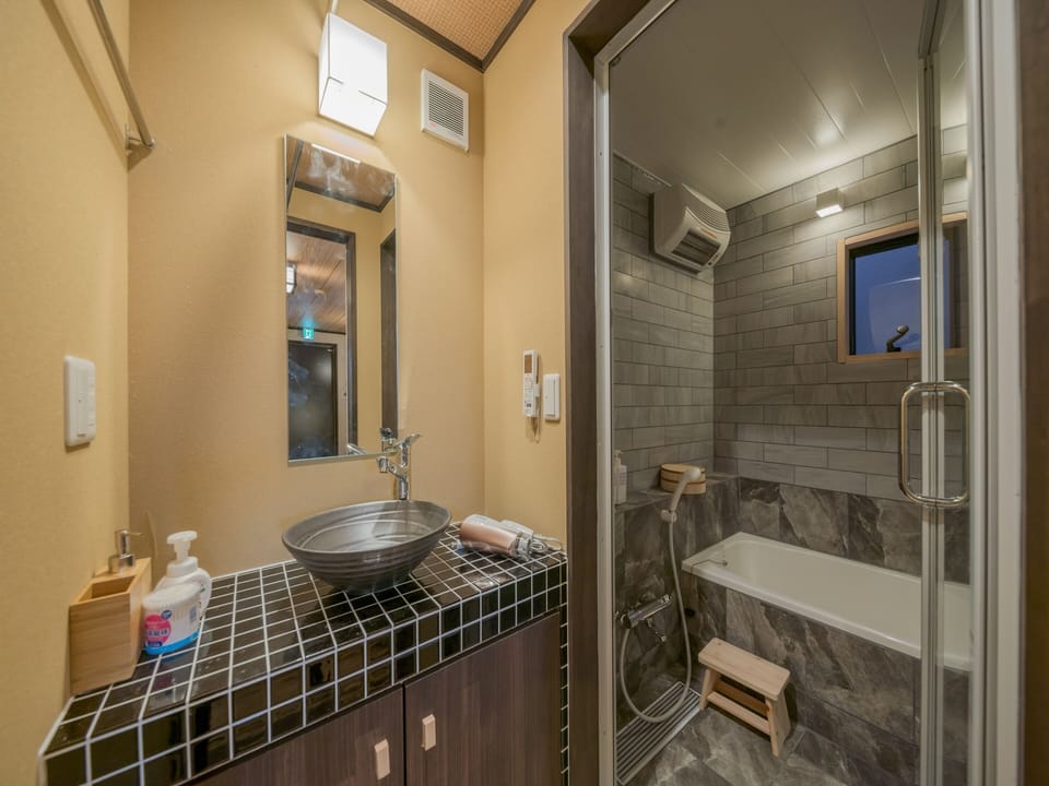 House, 1 Bedroom | Bathroom | Free toiletries, hair dryer, bidet, towels