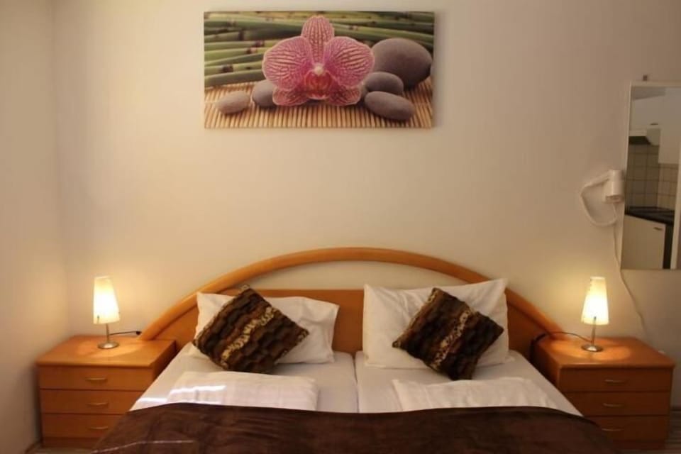 Double ensuite or Twin Room | Desk, blackout drapes, iron/ironing board, free WiFi