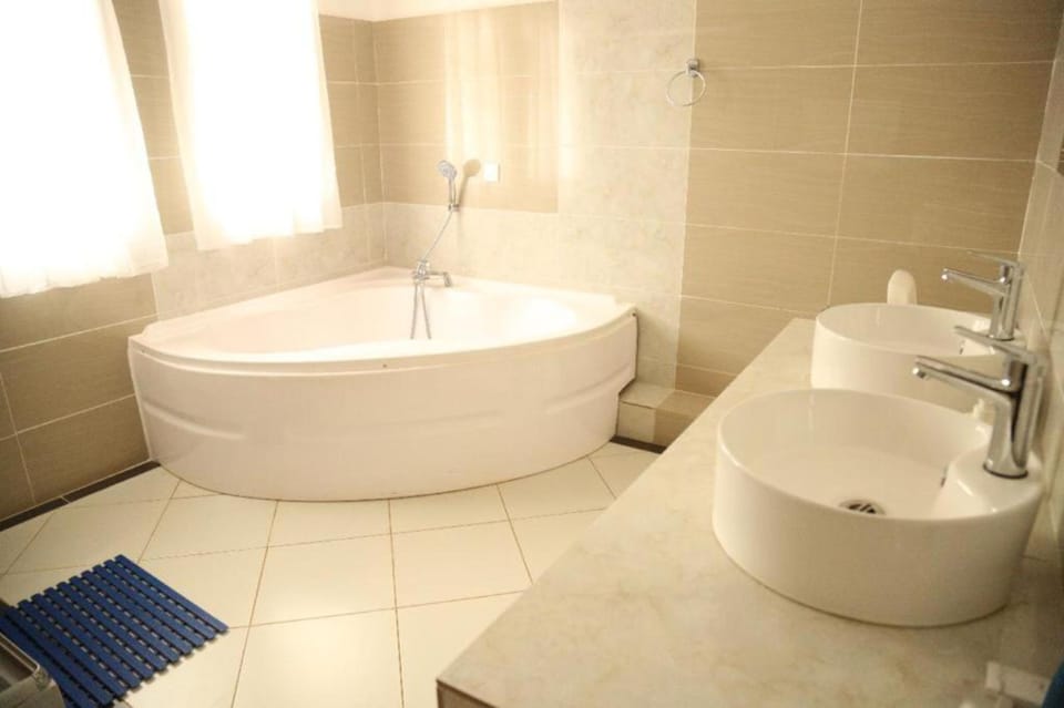 Deluxe Room | Bathroom | Shower, towels, soap, shampoo