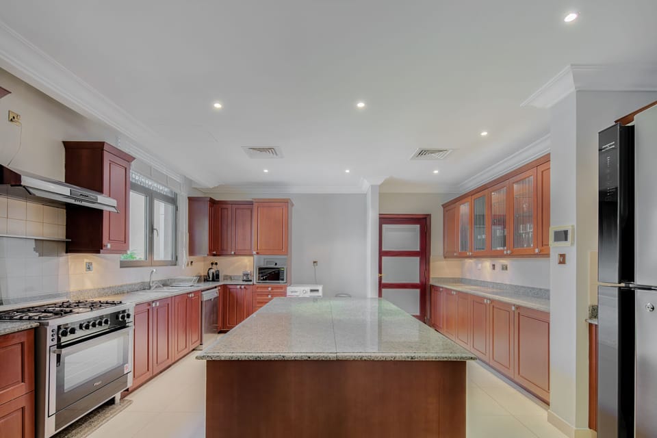 Coffee/tea maker, electric kettle, dining tables