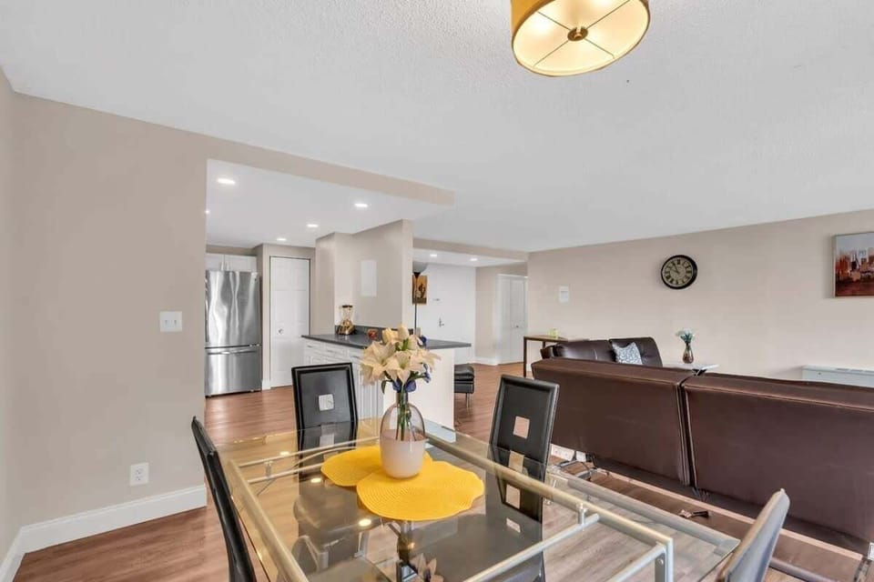 Apartment, 2 Bedrooms | Dining