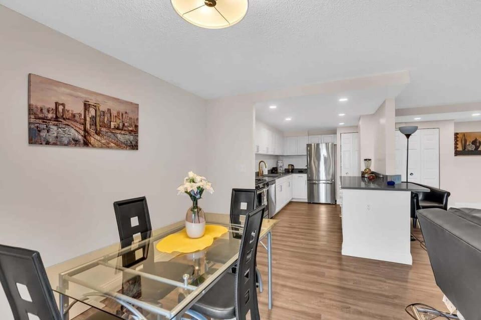 Apartment, 2 Bedrooms | Dining