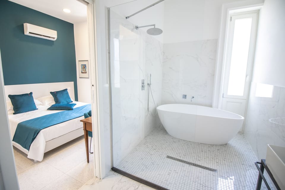 Exclusive Room | In-room safe, desk, free WiFi