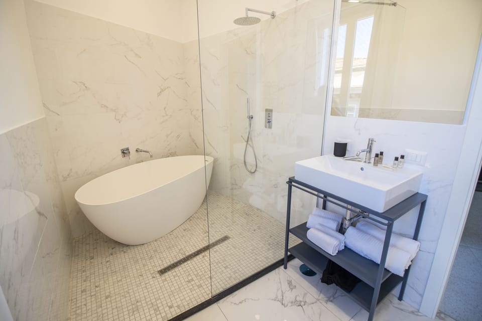 Superior Room | Bathroom | Free toiletries, hair dryer, slippers, bidet