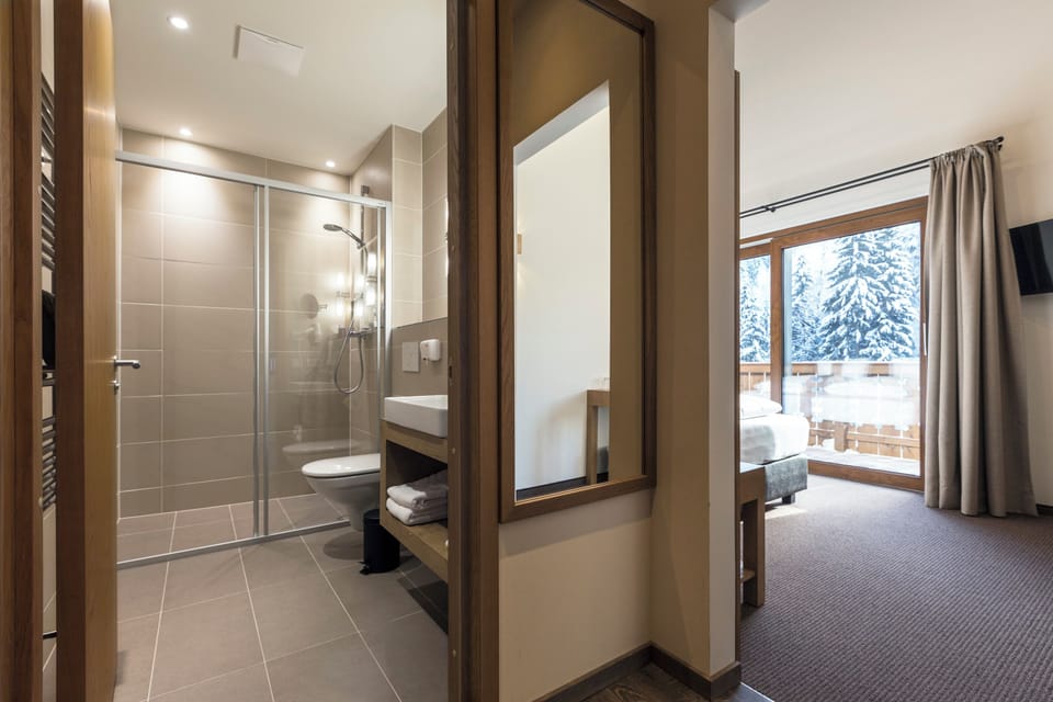 Premium Room, Balcony, Mountain View | Hypo-allergenic bedding, in-room safe, free WiFi, bed sheets