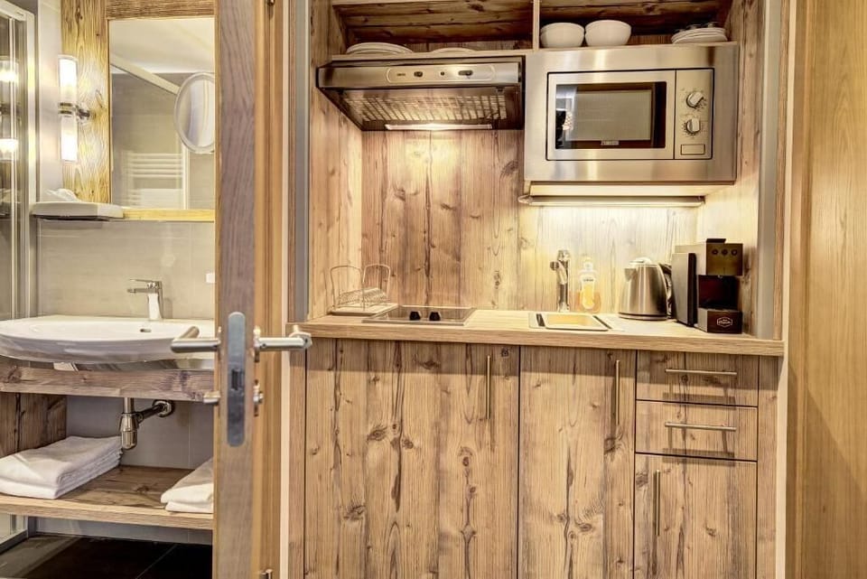 Deluxe room, kitchenette, balcony | Private kitchenette | Electric kettle, highchair